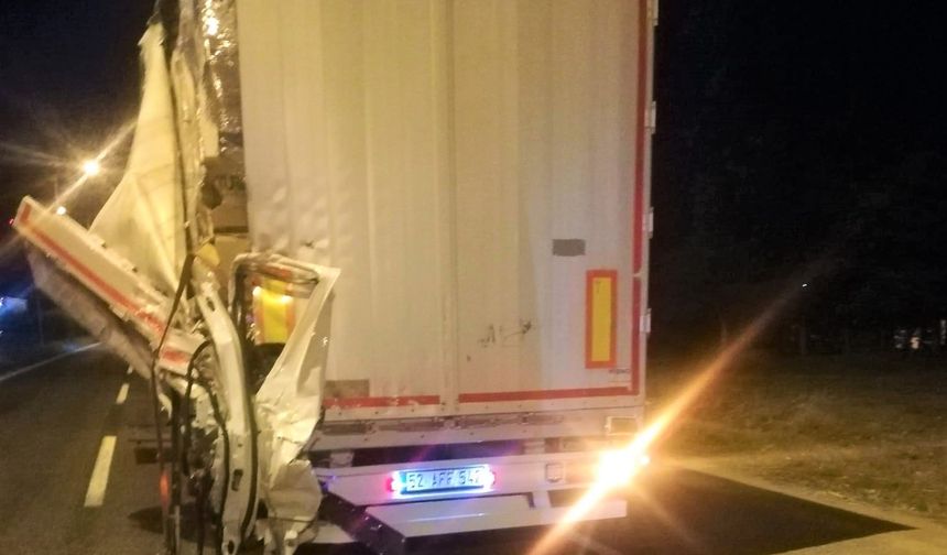 Samsun'da minibüs TIR'a arkadan çarptı