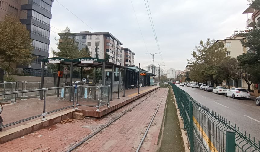 Seyir halindeki tramvaya yıldırım düştü