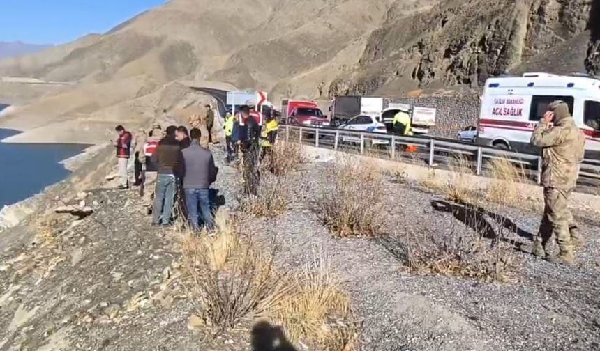 Van'da otomobil baraja uçtu