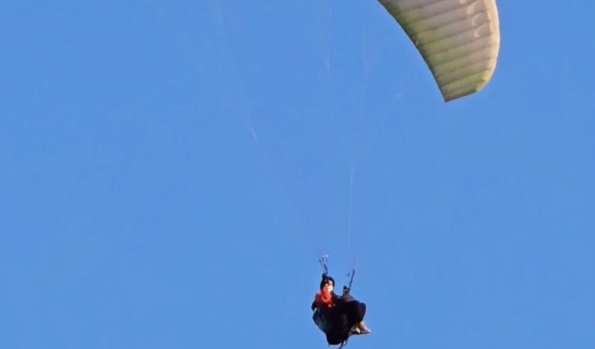 Yamaç paraşütünde ayran içtiler!