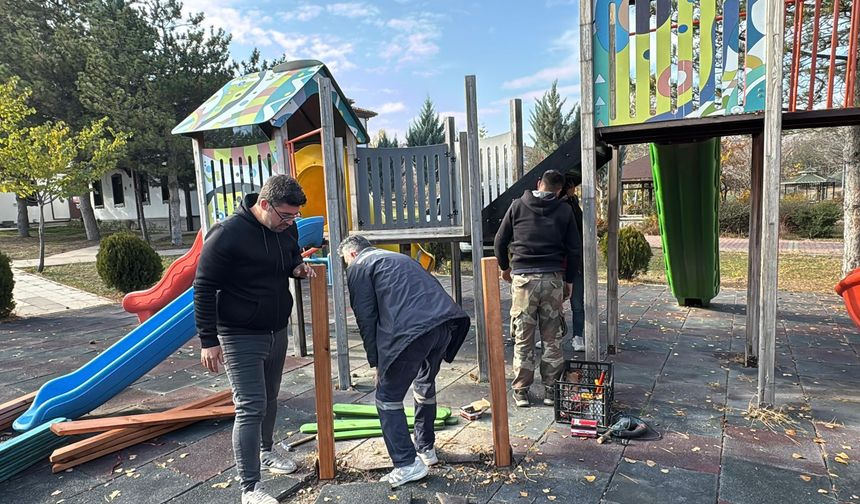 Kalecik’te Çocuk Oyun Alanlarında Bakım Çalışmaları Sürüyor
