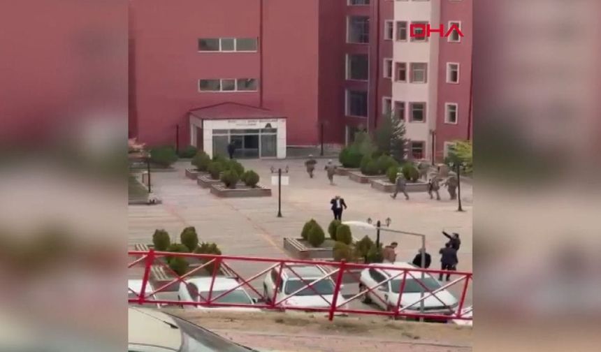 Kadın memuru rehin aldı