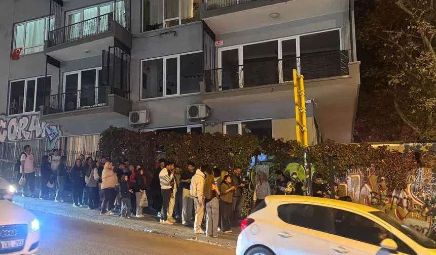 Kızılay tabelası önünde bitmeyen sıra!