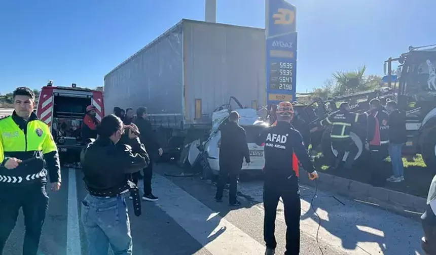 Otomobil, TIR'a çarptı