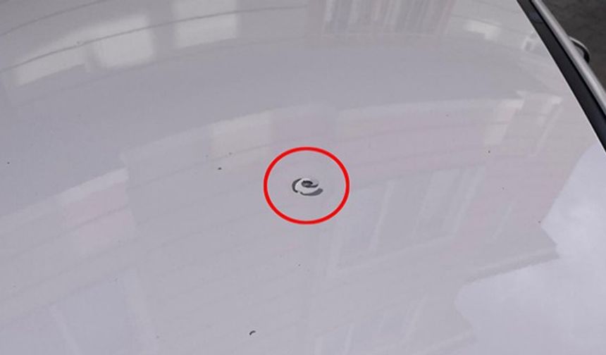 Yorgun mermi otomobili deldi geçti!