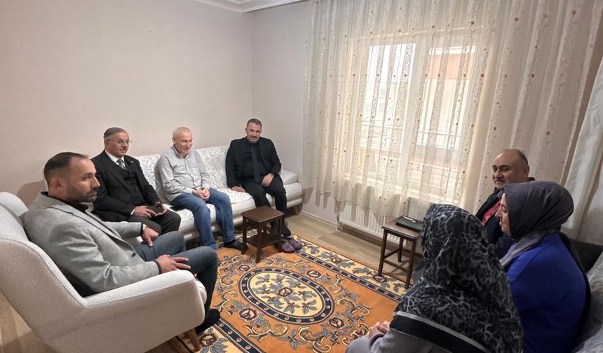Başkan Çetin’den Evde Tedavi Gören Vatandaşlara Moral Ziyareti