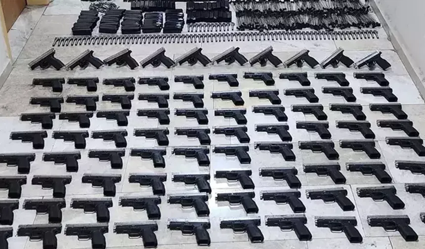 Hatay'da polisin durdurduğu otomobilden cephanelik ele geçirildi