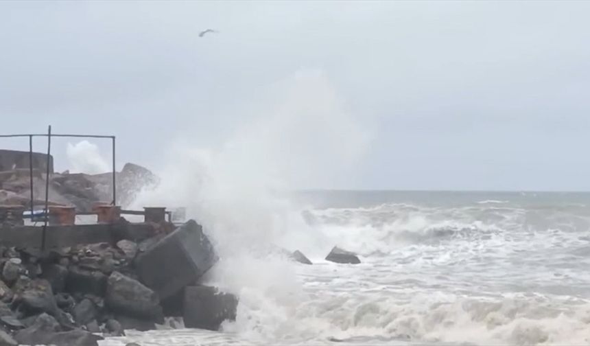Akçakoca’da Kuvvetli Rüzgâr Dalgaları Yükseltti