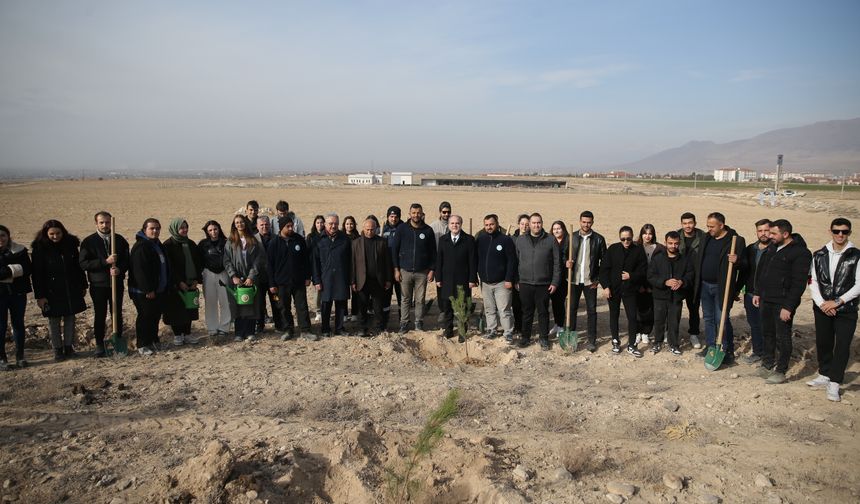 Bal ormanı için fidanlar toprakla buluşturuldu