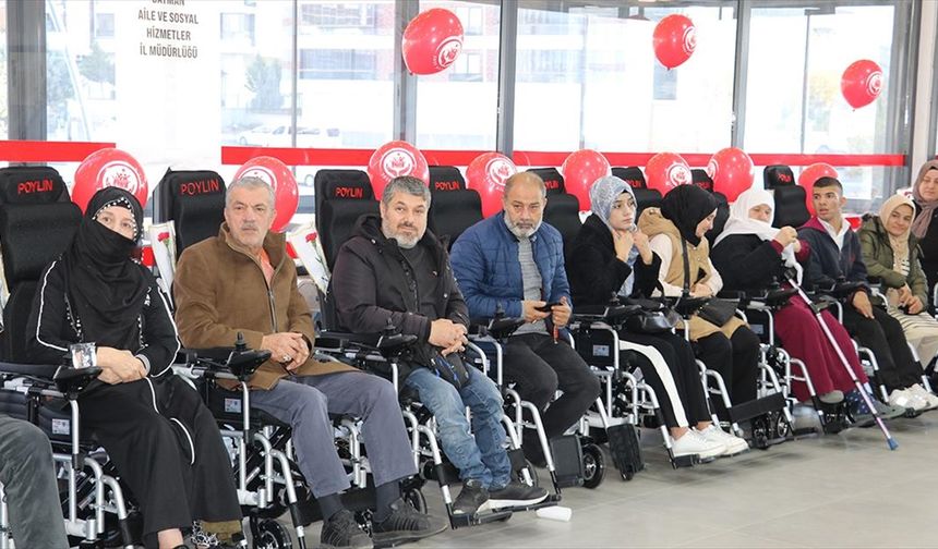 Batman'da  55 tekerlekli sandalye dağıtıldı