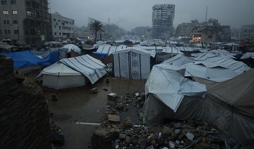 Gazze'de Şifa Hastanesinde binlerce çadır sular altında kaldı