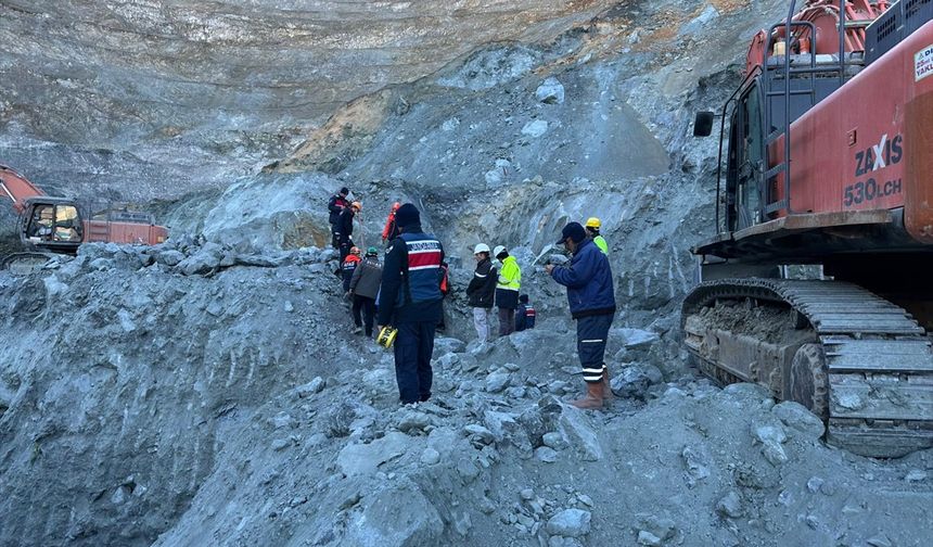 Göçük altında kalan şantiye müdüründen acı haber!