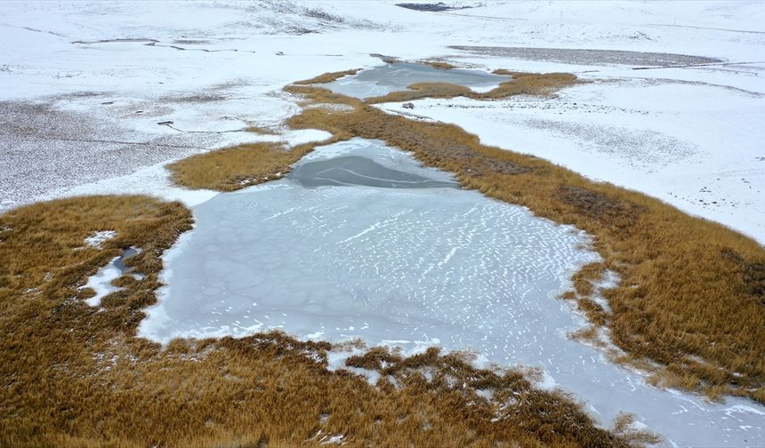 Lavaş Gölü'nün yüzeyi dondu