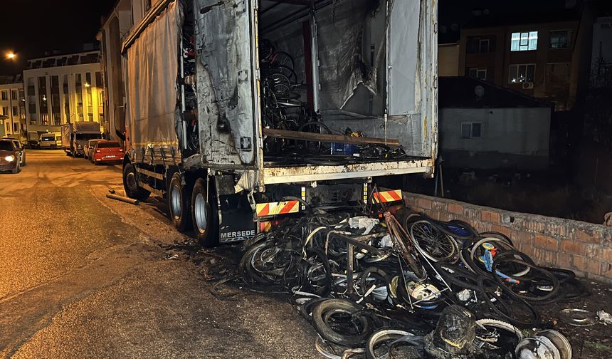 Park halindeki kamyonun dorsesinde yangın çıktı