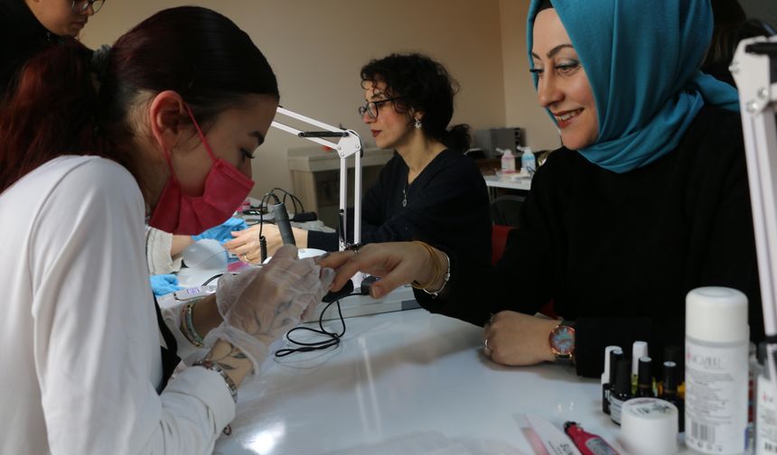 Ücretsiz açılan Protez tırnak kursu ilgi görüyor