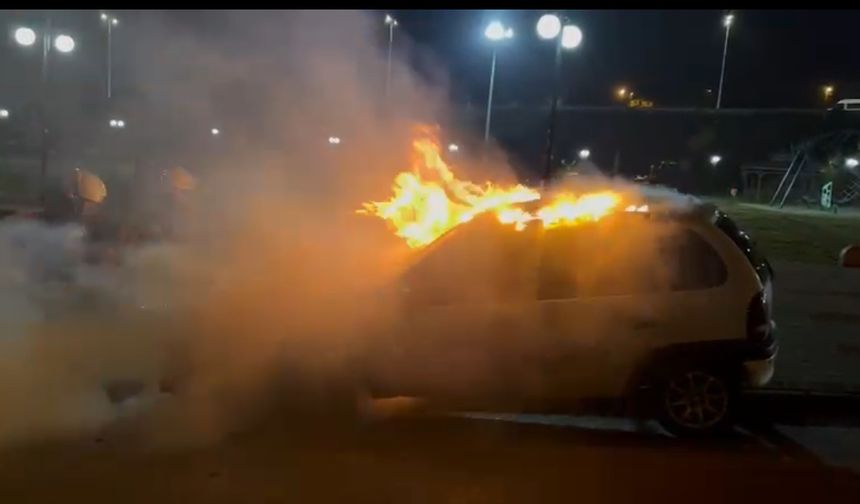 Yozgat’ta Park Halindeki Otomobil Alev Aldı