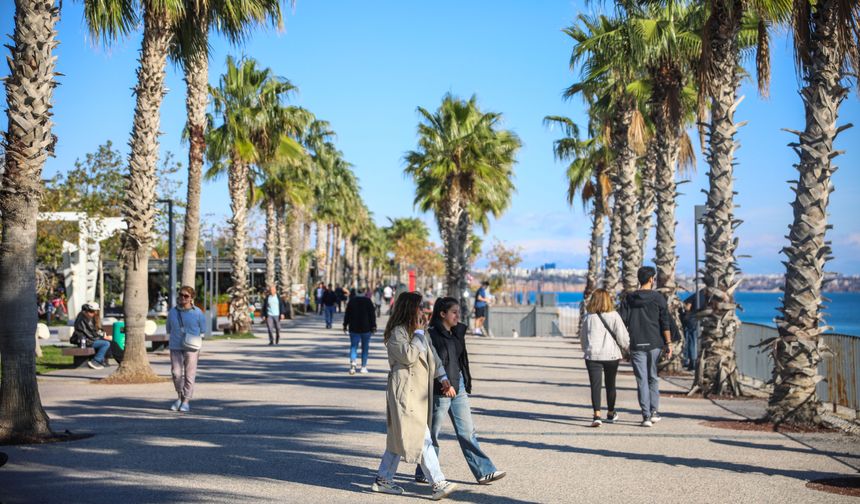 Antalya'da aralık ayında denize girdiler