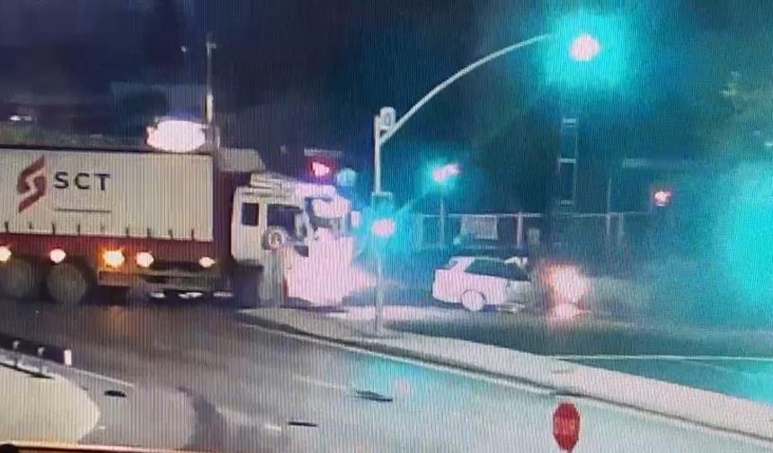 Avcılar'da kamyonun çarpıp sürüklediği otomobil alev aldı!