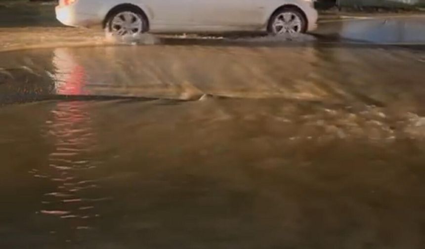 Bodrum’da su hattı patladı, asfalt çöktü