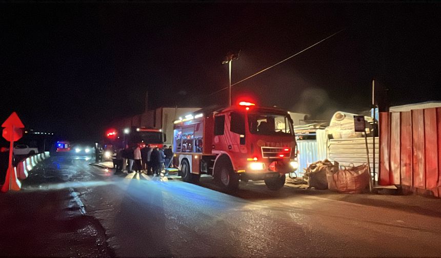 Gebze’de Geri Dönüşüm Deposunda Yangın