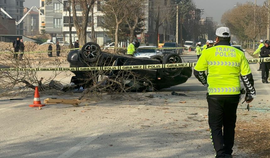 Konya'da otomobil ağaca çarptı