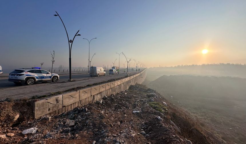 Malatya'da otomobil şarampole devrildi