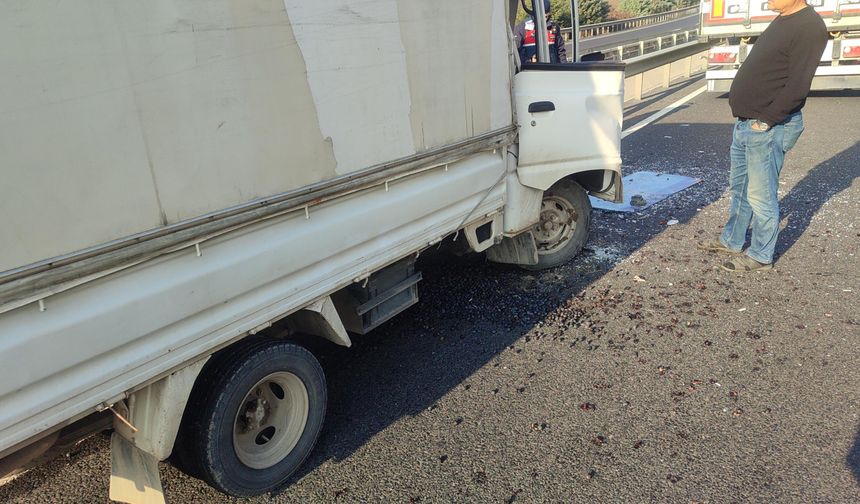 Manisa’da feci kaza: Kamyonet sürücüsü ağır yaralandı