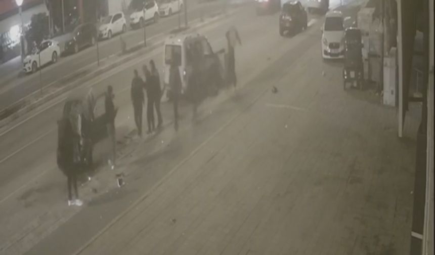 Midyat’ta park halindeki araca çarpan otomobil kamerada