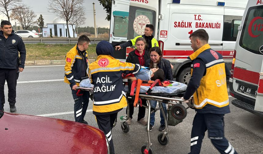 Otomobil park halindeki TIR'a çarptı!