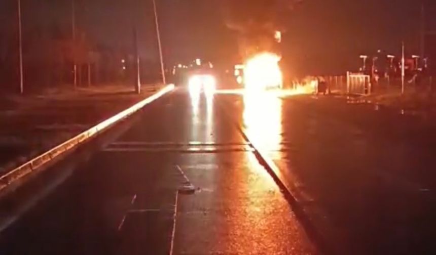 Park halindeki otomobil alev aldı