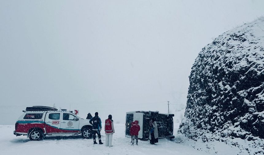 Siirt'te yolcu minibüsü devrildi