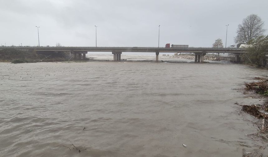 Zonguldak'ta Fırtına Şiddetlendi: Dalgalar 4 Metreyi Buldu