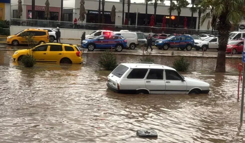 Bodrum'da sağanak yağış etkili oldu