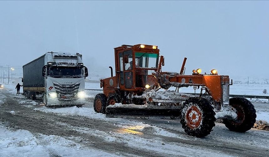Sivas-Kayseri kara yolu ulaşıma kapandı!