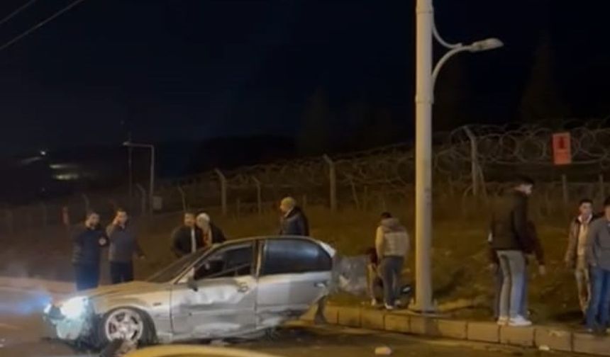 Malatya’da otomobil trambüs direğine çarptı: 1’i ağır 2 yaralı