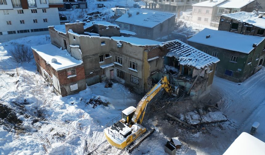 Sarıkamış şehitleri anısına kardan heykeller yapıldı
