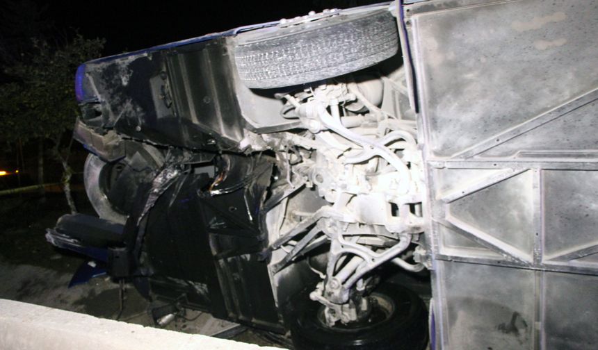 Adana'da yolcu otobüsü devrildi