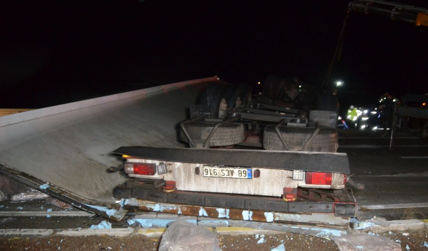 Aksaray'da et taşıyan TIR, bariyere çarpıp devrildi