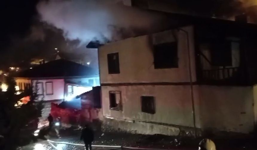 Ankara'da korktan yangın: 6 ev kullanılmaz hale geldi!