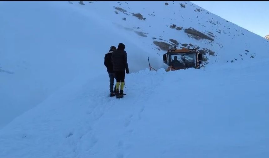 Başkale’de Çığ Engeli Aşıldı: Sualtı Mahallesi Yolu Ulaşıma Açıldı