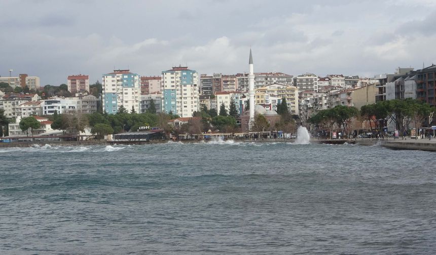 Çanakkale Boğazı, fırtına nedeniyle trafiğe kapatıldı