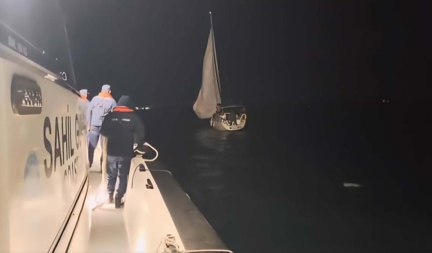 Çanakkale Boğazı'nda bir tekne sürüklendi!