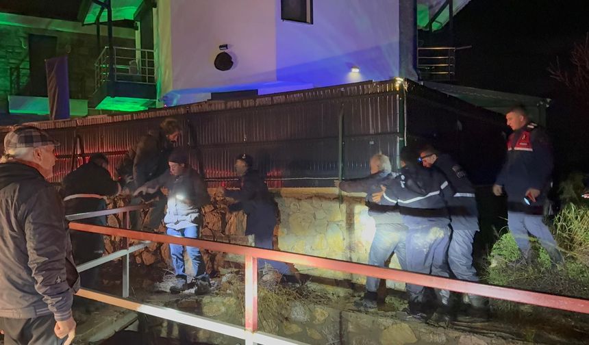 Datça'da taşan derede mahsur kalan kişi, kurtarıldı