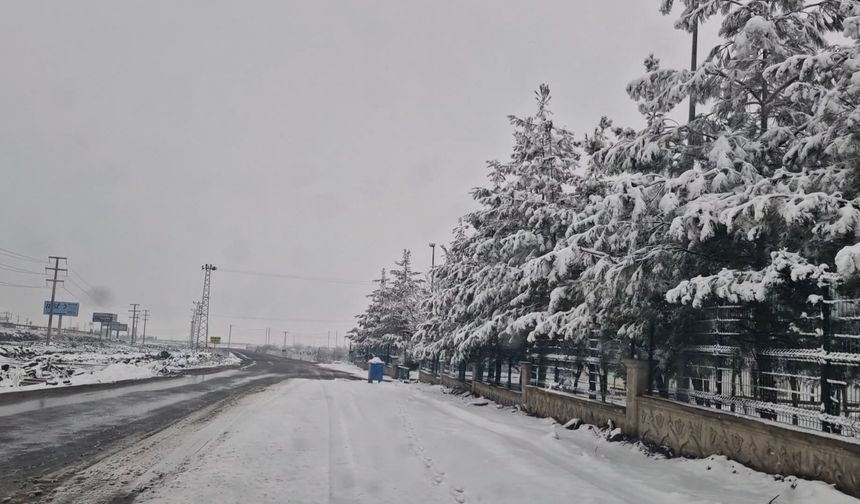 Diyarbakır'da yüksek kesimlerde kar etkili oldu