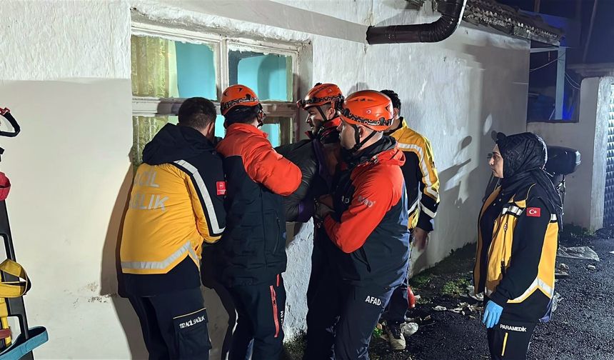 Edirne’de Metruk Binanın Çatısı Çöktü