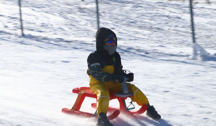 Elmadağ Kayak Merkezi Karla Kaplandı: Ziyaretçiler Kızakla Eğlendi