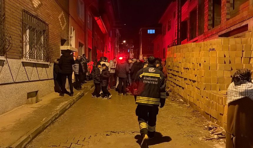 Eskişehir’de 3'üncü kattan düşüp ağır yaralandı