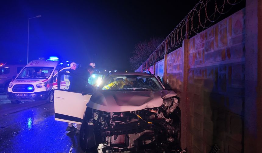 Foça’da İki Otomobil Çarpıştı: 6 Yaralı