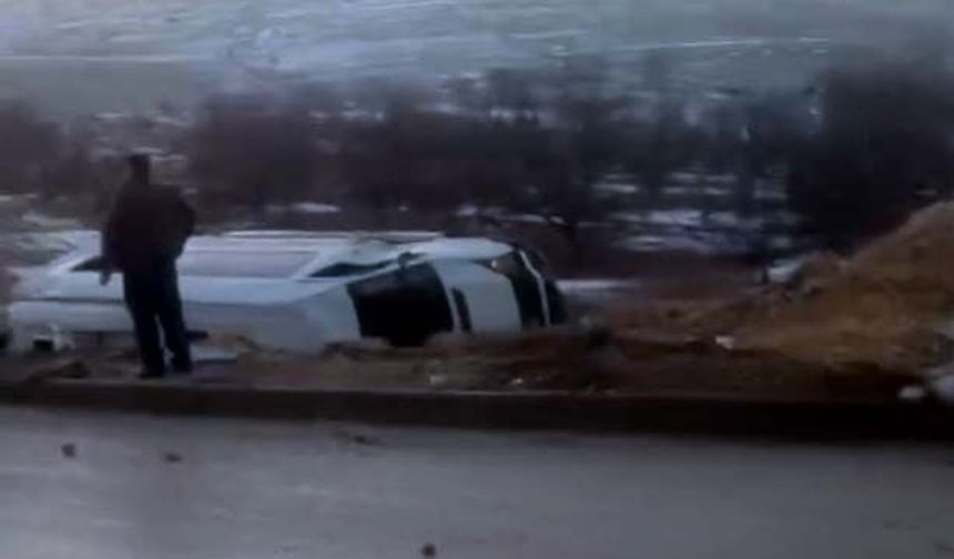 İşçileri taşıyan servis şarampole devrildi