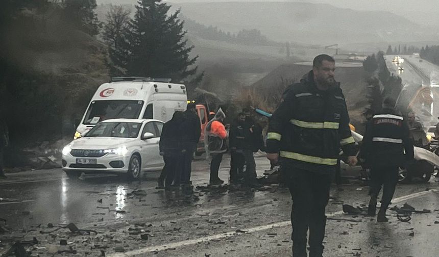 Kahta’da Feci Kaza: Otomobil Otobüsle Çarpıştı, 3 Ölü 3 Yaralı